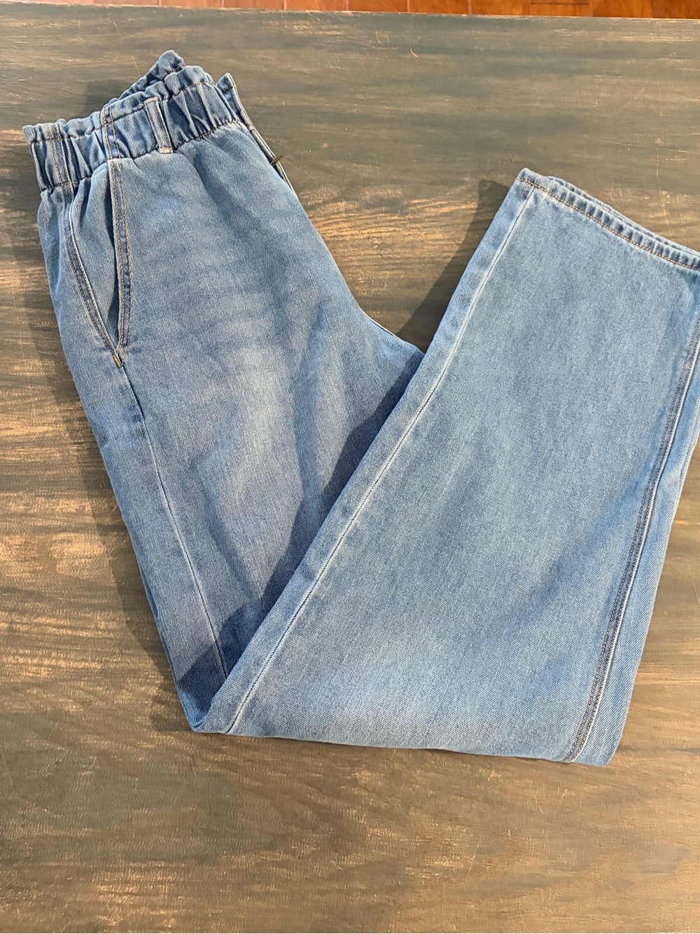 AE Light Blue Hi-Waisted Elastic Straight Leg Jeans. Size 8.